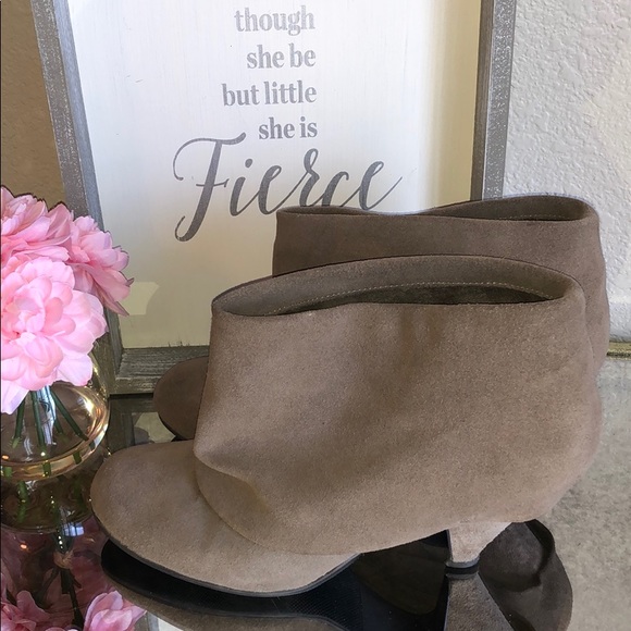 Steve Madden Shoes - EUC STEVE MADDEN SUEDE ANKLE BOOTIES